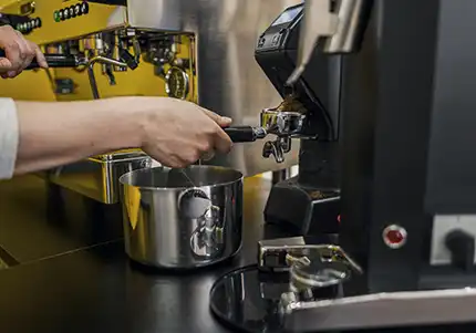 écnico realizando mantenimiento especializado en equipos críticos de una planta industrial en Cartagena.