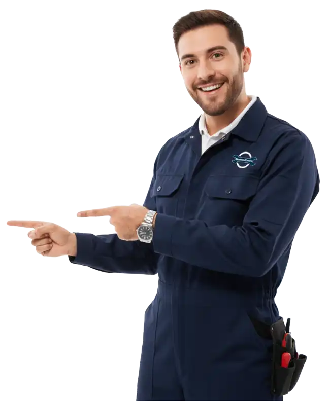 Técnico de ManteniCentro con uniforme azul y rasgos colombianos, sonriendo y señalando hacia la izquierda para resaltar los beneficios del servicio técnico.